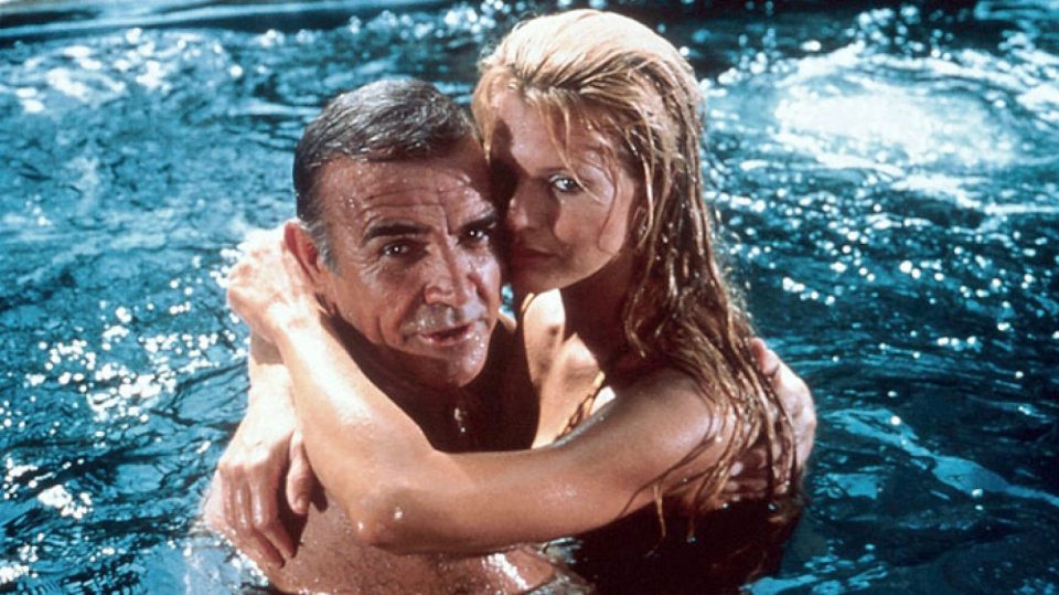 Sean Connery a Kim Basinger ve falešné bondovce Nikdy neříkej nikdy.